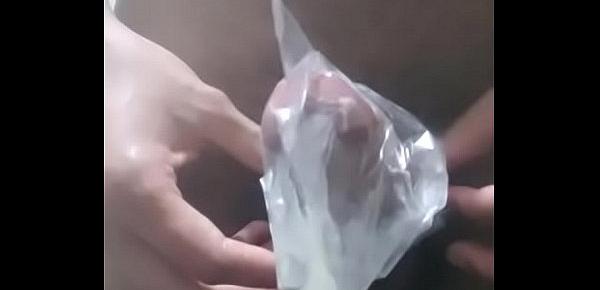  Formas de masturbarse y me corro en una bolsa plastica mientras miro videos porno